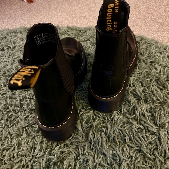 Dr. Martens 2976 Smooth Leather Platform Chelsea Boots Women’s Size 8 - Picture 10 of 10